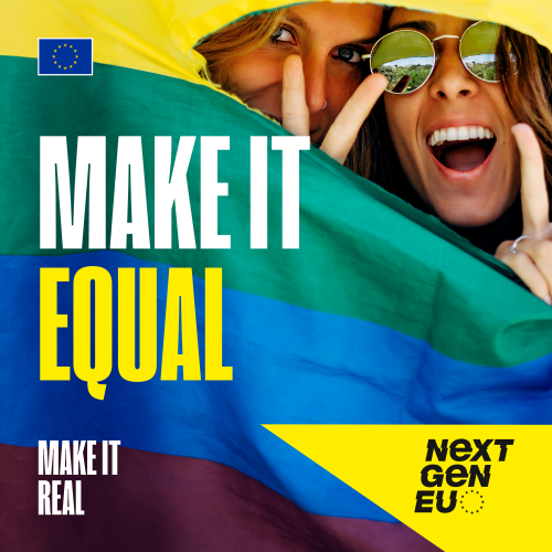 Auf dem Foto sind zwei Frauen zu sehen, die eine Pride-Flagge halten. Der Slogan sagt MAKE IT EQUAL - MAKE IT REAL:
