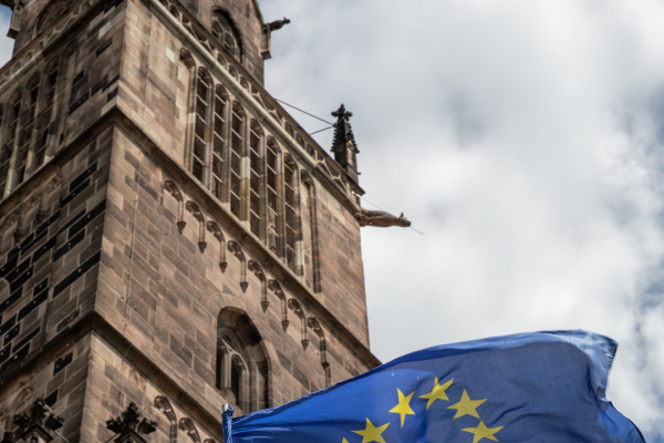 Eine EU-Flagge weht vor der Nürnberger Lorenzkirche.
