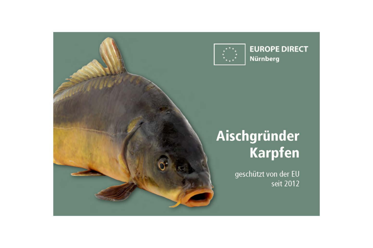 Ein Aischgründer Karpfen auf grün-grauem Hintergrund und dem EUROPE DIRECT Nürnberg Logo. Der Text sagt Aischgründer Karpfen geschützt von der EU seit 2012., Bild © ED Nürnberg / Adobe Stock