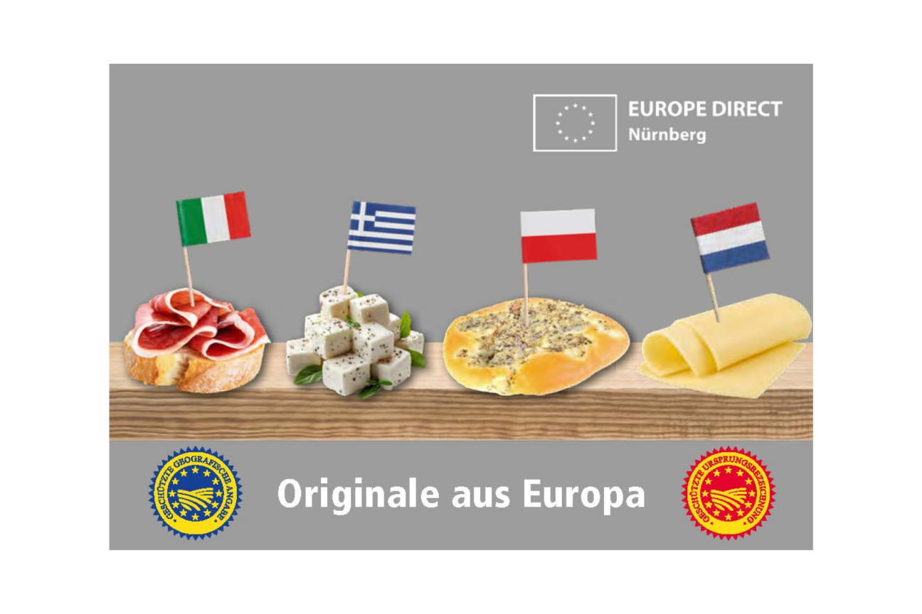 Auf einem Balken liegen verschiedene Lebensmittel, links ein Brot mit Schinken, daneben Fetakäse, polnisches Gebäck und Käse. In den Lebensmitteln stecken Landesfähnchen, um ihre Herkunft zu verdeutlichen (Italien, Griechenland, Polen, Niederlande). Unten auf der Karte steht Originale aus Europe. Zudem finden sich die Logos des EUROPE DIRECT Nürnberg sowie der geschützten geografischen Angabe und der geschützten Ursprungsbezeichnung., Bild © ED Nürnberg / Adobe Stock