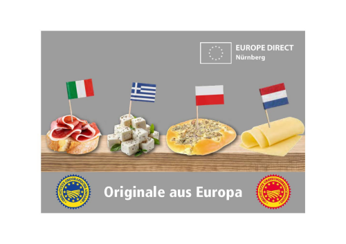 Auf einem Balken liegen verschiedene Lebensmittel, links ein Brot mit Schinken, daneben Fetakäse, polnisches Gebäck und Käse. In den Lebensmitteln stecken Landesfähnchen, um ihre Herkunft zu verdeutlichen (Italien, Griechenland, Polen, Niederlande). Unten auf der Karte steht Originale aus Europe. Zudem finden sich die Logos des EUROPE DIRECT Nürnberg sowie der geschützten geografischen Angabe und der geschützten Ursprungsbezeichnung.