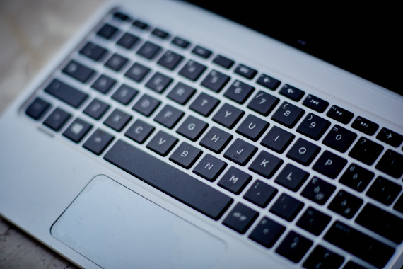 Das Bild zeigt die Tastatur eines Laptops.