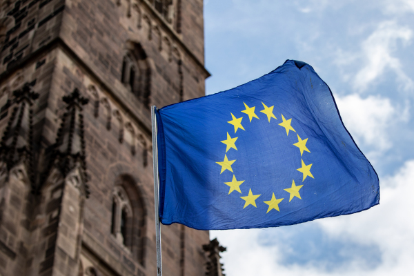 Das Foto zeigt eine wehende Europaflagge vor der Lorenzkirche.