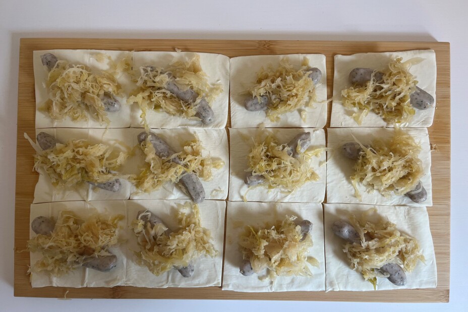 Bratwürste mit Sauerkraut auf Blätterteig., Bild © Stadt Nürnberg