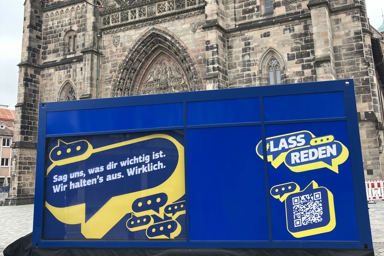 Der Cube, das mobile Podcaststudio der Europäischen Kommission, vor der Lorenzkirche