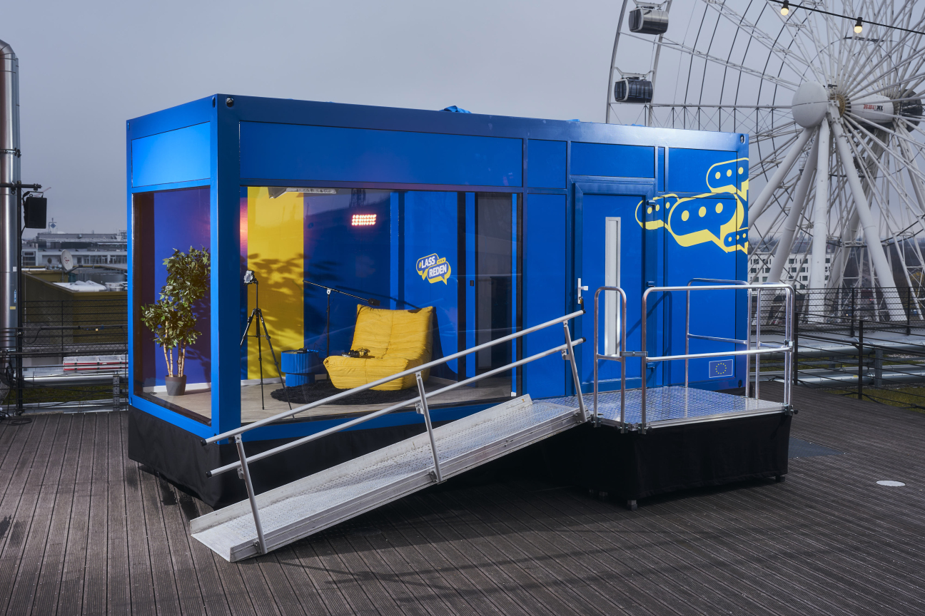 Das mobile Podcaststudio der Kampagne #LassReden vor einem Riesenrad.
