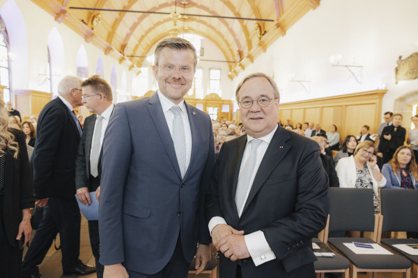 Ein Foto von Marcus König und Armin Laschet im historischen Rathaussaal.