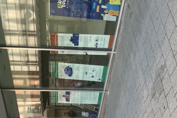 Roll-ups der EUonTour-Ausstellung im Schaufenster des ehem. Kaufhofs