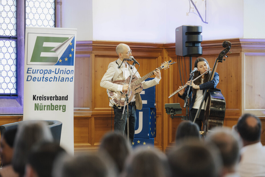 Bild © Giulia Iannicelli / Stadt Nürnberg Die Musiker beim Europaempfang mit Gitarre, Querflöte und Kontrabass., Bild © Giulia Iannicelli / Stadt Nürnberg