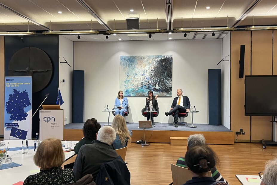 Die Podiumsdikussion mit Jasmin Kaiser, Leiterin des Europabüros der Stadt Nürnberg mit EUROPE DIRECT Nürnberg, Wolfgang Bücherl, Leiter der Regionalvertretung der Europäischen Kommission in München und Dr. Magdalena König vom Max-Planck-Institut für ausländisches öffentliches Recht und Völkerrecht ., Bild © Europabüro der STadt Nürnberg mit EUROPE DIRECT Nürnberg