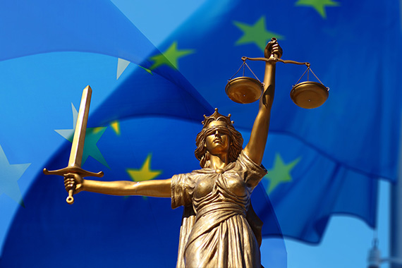 Figur der Justizia vor EU-Flagge