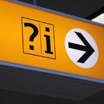 Anzeige an einem Flughafen mit den Symbolen i, ? und Pfeil