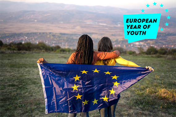 Zwei junge Menschen mit EU-Flagge