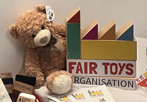 © Kerstin Stübs / Stadt Nürnberg, Referat für Umwelt und Gesundheit Plüschiger Kuschelbär, unter fairen Bedingungen produziert © Kerstin Stübs / Stadt Nürnberg, Referat für Umwelt und Gesundheit