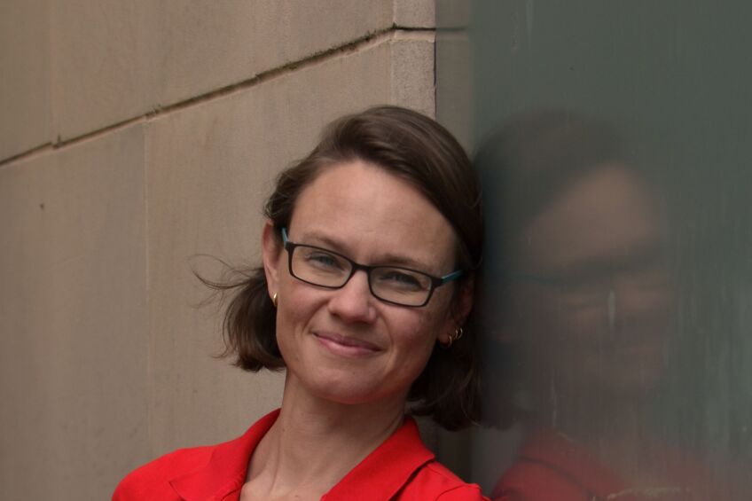 Auf dem Bild sieht man Inke Hummel an einer Steinmauer gelehnt., Bild © Inke Hummel