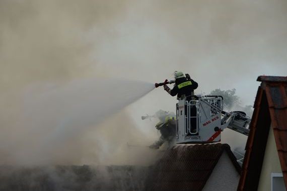 Brandbekämpfung beim Dachstuhlbrand