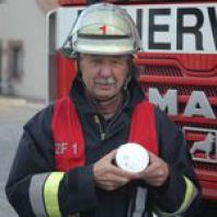Feuerwehrmann mit Rauchwarnmelder