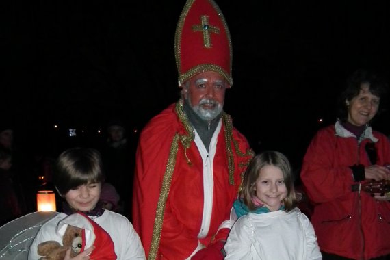 Nikolaus mit Engeln beim Laternenfest