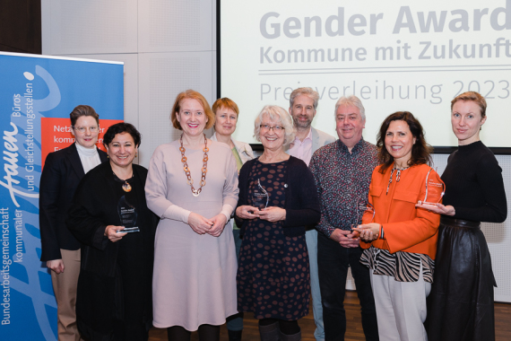 Foto aller Preisträger*innen zusammen mit Bundesministerin Lisa Paus