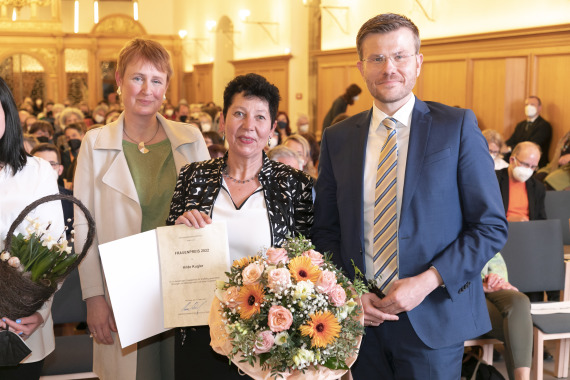 Hilde Kugler bei der Frauenpreisverleihung 2022 mit Oberbürgermeister Marcus König und Frauenbeauftragter Hedwig Schouten