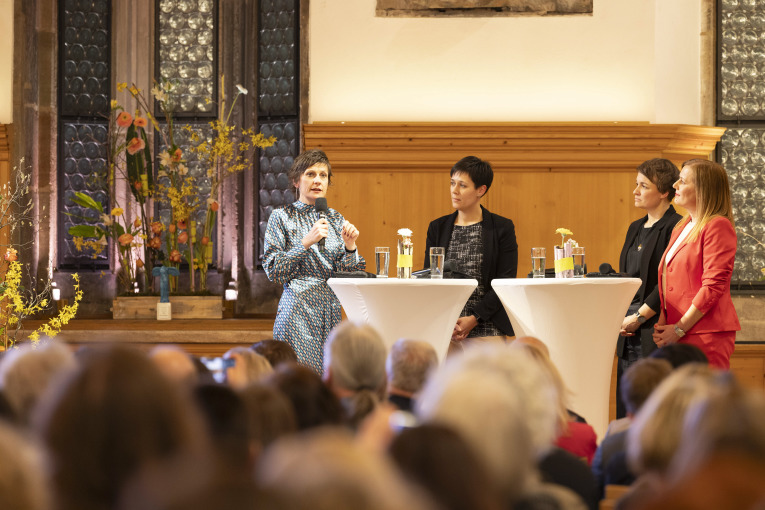 Podiumsgespräch mit Ella Schindler, Dr. Maike Müller-Klier und Marisa Kleinmann, moderiert von Michelle Fowinkel, stv. Frauenbeauftragte