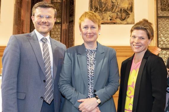 v.l.n.r.: Oberbürgermeister Marcus König, Frauenbeauftragte Hedwig Schouten und Dr. Stevie Schmiedel beim Frauenempfang der Stadt Nürnberg im März 2023