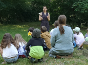 Selina Bock führt in eine theaterpädagogische Übung ein