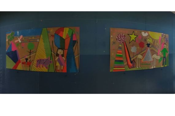 Fertige Kunstwerke der Klasse an einer Wand im Schulhaus