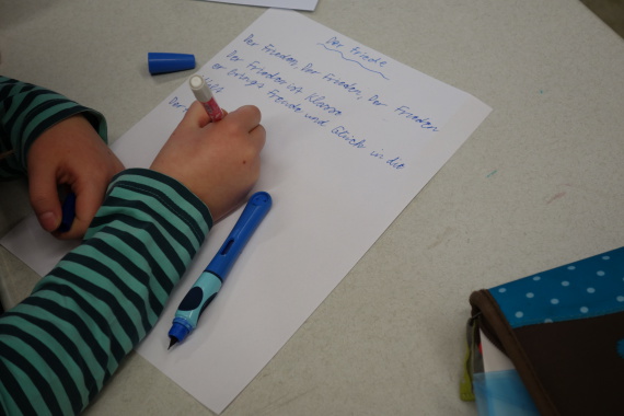 Ein Kind schreibt ein Lied über den Frieden