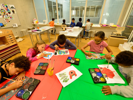 Foto von 5 Kindern an einem Tisch. Die Kinder malen mit Wasser·farben., Bild © Ohne Bildnachweis