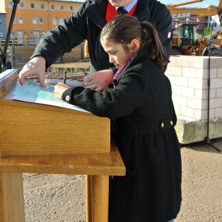 ( Bild: Grundschule St. Leonhard / Stadt Nürnberg ) Grundsteinlegung