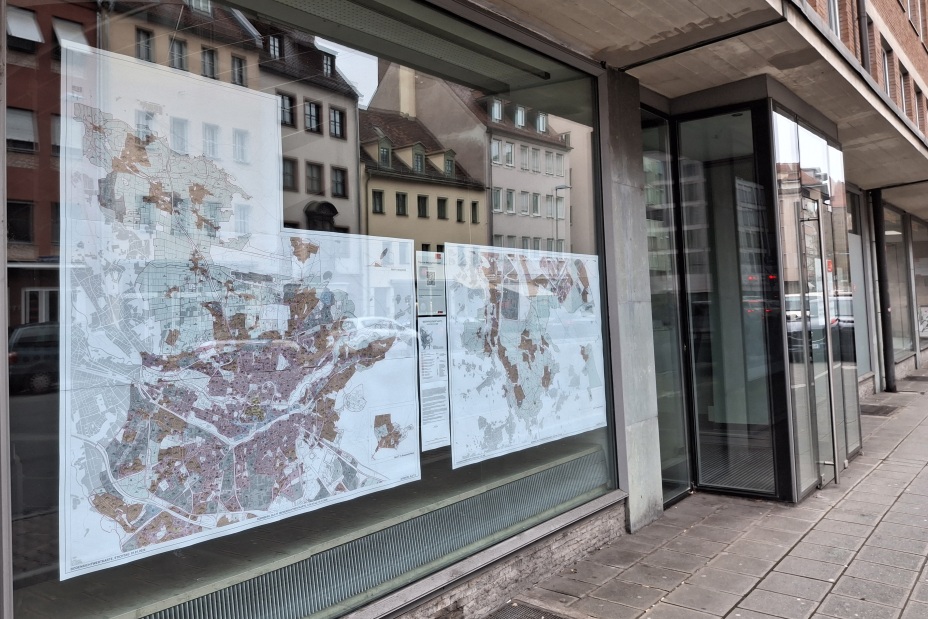 Foto der Bodenrichtwertkarte zum Stichtag: 01.01.2026 im Schaufenster Lorenzer Straße 30.