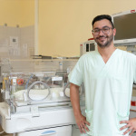 Eine Pflegekraft in der Klinik für Neugeborene, Kinder und Jugen