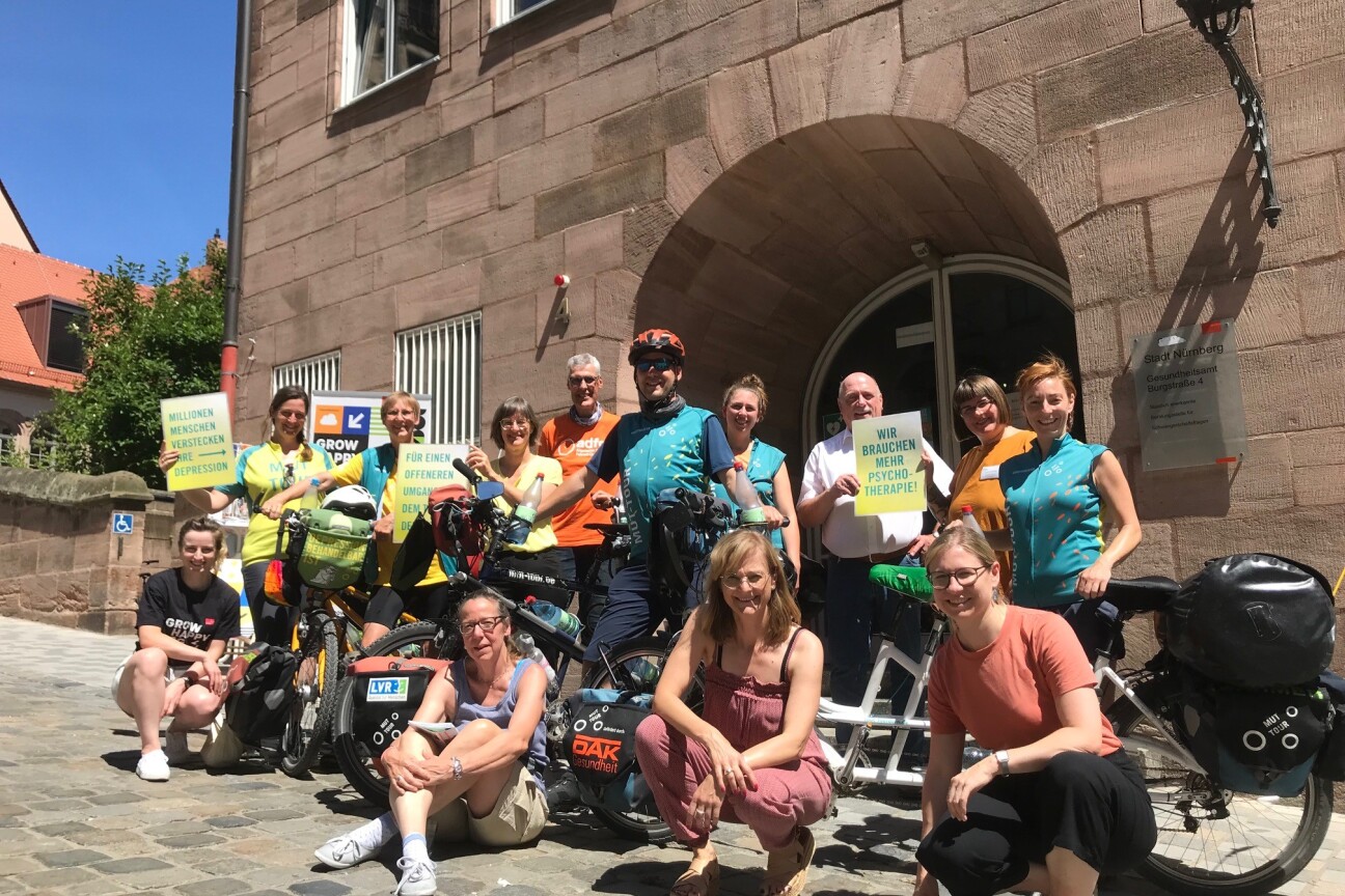 Bild © Dr. Ulrike Goeken-Haidl / Gesundheitsamt Stadt Nürnberg Die Teilnehmenden der MUT TOUR und ihre Unterstützenden vom Gesundheitsamt und der Selbsthilfeinitiative KISS Mittelfranken e.V., Bild © Dr. Ulrike Goeken-Haidl / Gesundheitsamt Stadt Nürnberg