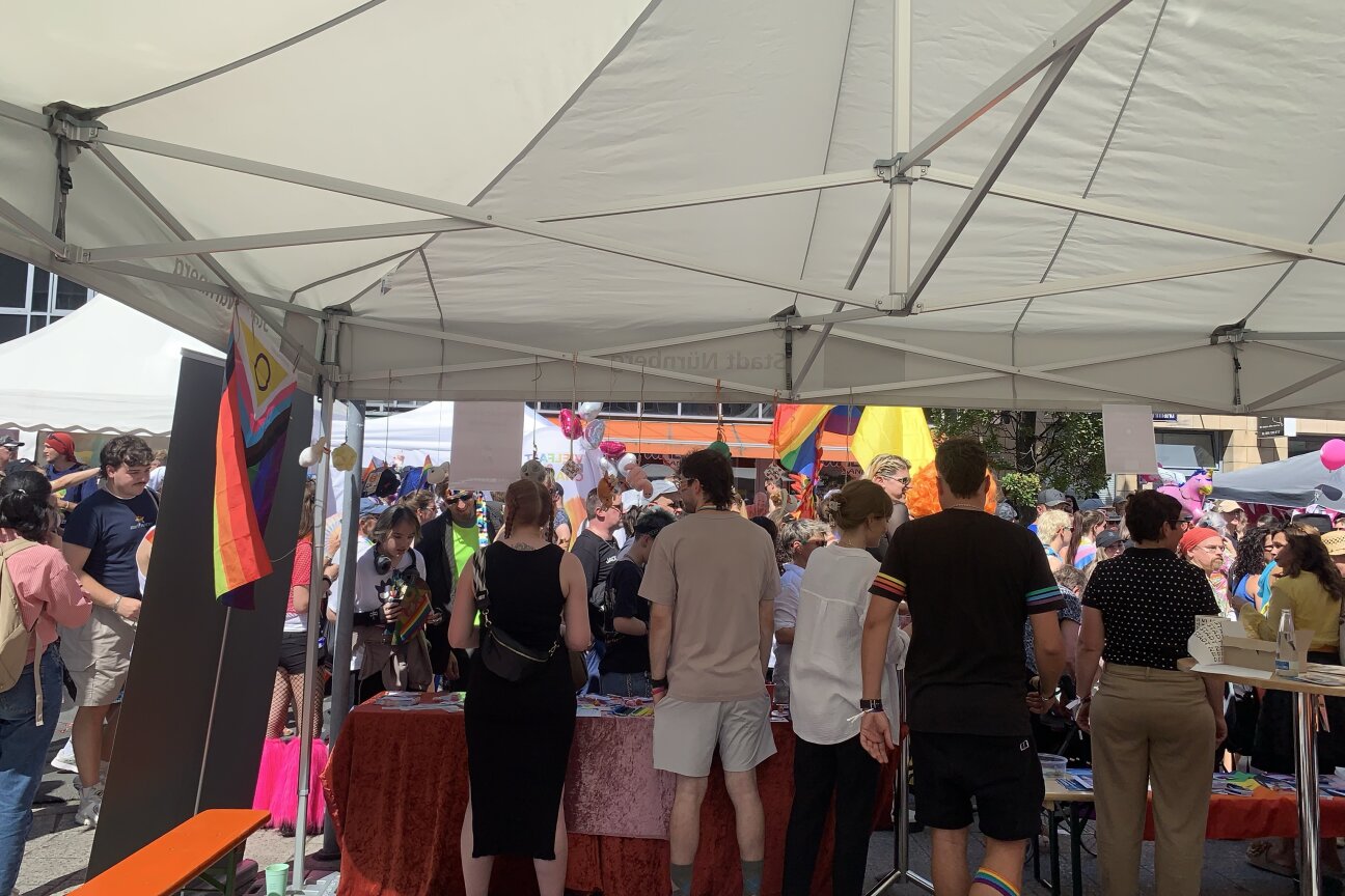 Andrang am Stand der Fachstelle sexuelle Gesundheit beim Christopher Street Day 2025