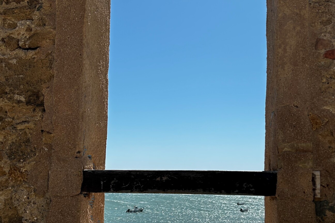 Hinter dunklen Mauern schimmert das offene Meer - Orientierungshilfe geben