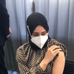 Ein junge Frau wird in einer Moschee in Nürnberg geimpft
