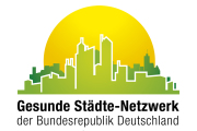 Logo Gesunde Städte-Netzwerk: grüne Stadtsilhouette vor einem großen gelben Kreis