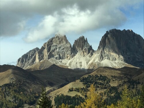 Bergmassiv mit Wolken
