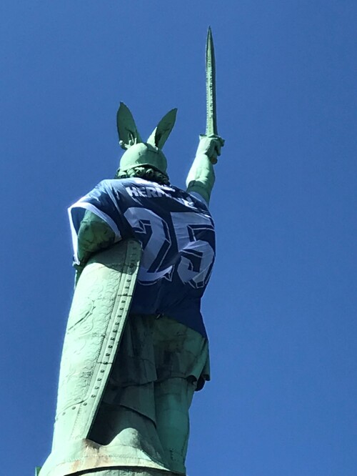 Hermann mit Arminia Bielefeld-Trikot am 15. Mai 2025 vor dem DFB-Pokalfinale