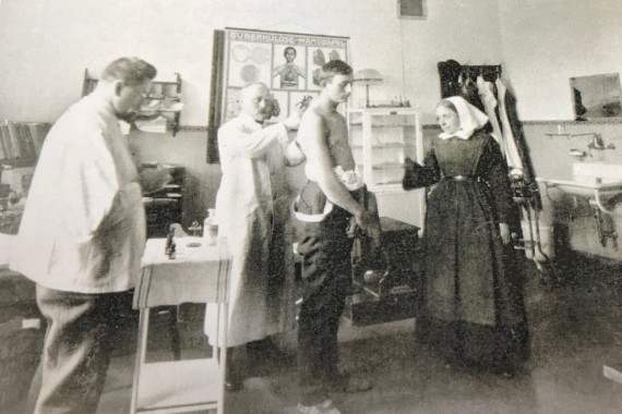 Das Ende des Ersten Weltkriegs markierte den Beginn einer weiteren Welle von Tuberkulose. Ein Arzt der Landesversicherungsanstalt untersucht hier einen jungen Tuberkulosekranken. Das Bild enstand um 1920.