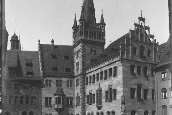 Das erste Gesundheitsamt wurde in einem Flügel des Rathauses im Wolff'schen Bau längs der Rathausgasse untergebracht.