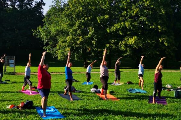 Gemeinsam geht's besser: Yoga im Park
