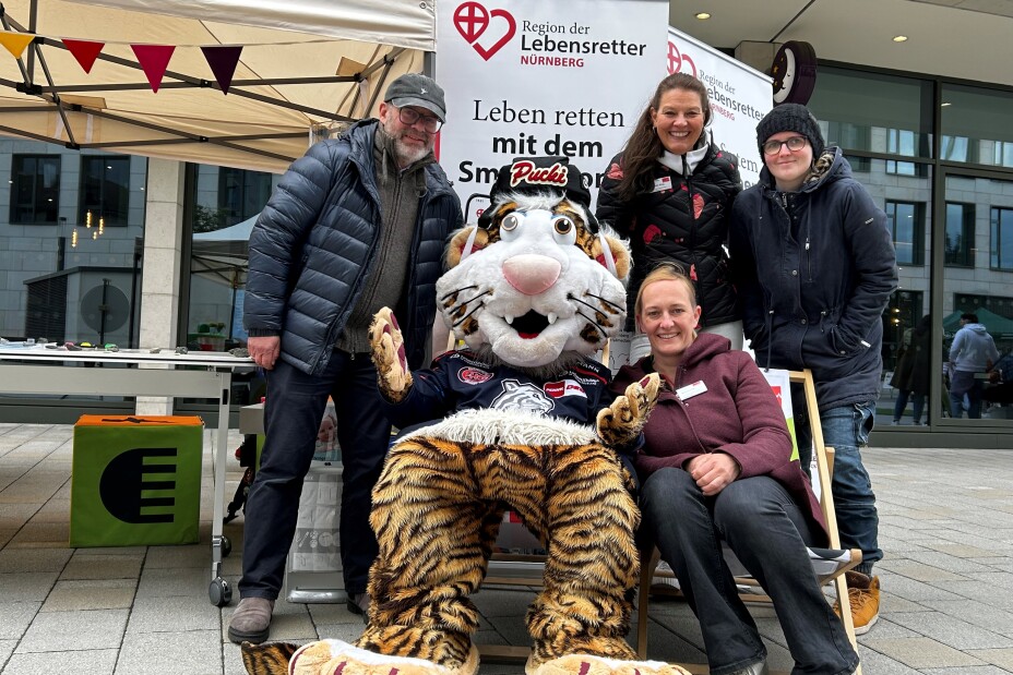 Auch Pucki, das Maskottchen der Ice-Tigers, schaute vorbei, Bild © Dr. Ulrike Goeken-Haidl / Gesundheitsamt Stadt Nürnberg
