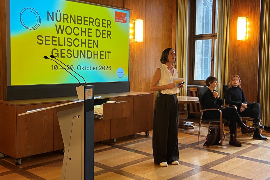 Bild © Janina Barth/Gesundheitsamt Stadt Nürnberg Begrüßung bei der Auftaktveranstaltung der dritten Nürnberger Woche der seelischen Gesundheit, Bild © Janina Barth/Gesundheitsamt Stadt Nürnberg