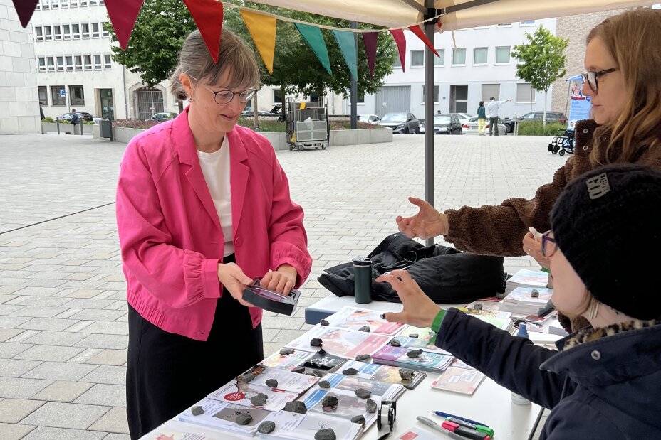 Britta Walthelm, Referentin für Umwelt und Gesundheit, bei der Handdruckmessung, Bild © Markus Hack, Gesundheitsregion PLUS / Gesundheitsamt Stadt Nürnberg