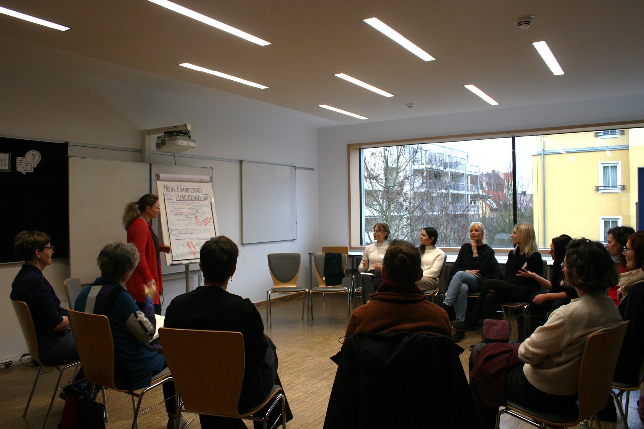 Workshop zu Frauen- und Mädchengesundheit, angeleitet durch Sonja Adams, Frauen & Mädchen Gesundheits Zentrum Nürnberg e.V.