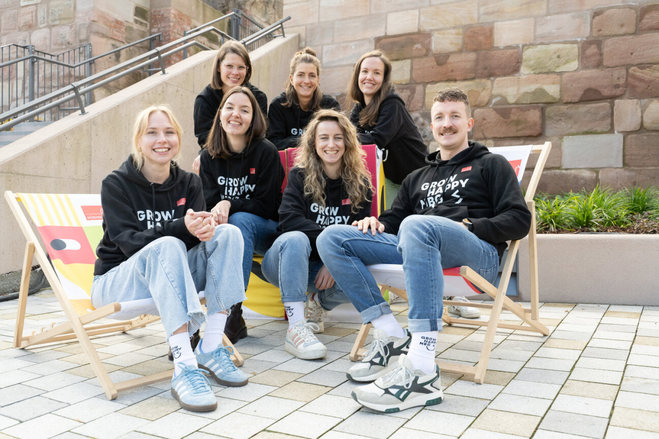 Teamfoto mit allen GROW HAPPY NBG Mitarbeitern und Mitarbeiterinnen, Bild © Julia Sing