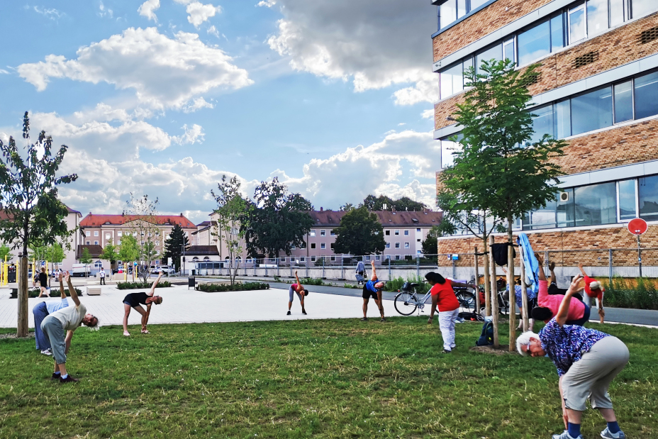 Menschen machen Dehnübungen im Freien., Bild © Stadt Nürnberg
