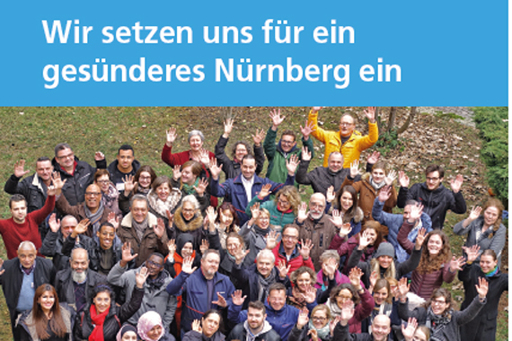 Gruppenfoto von vielen Menschen, die die Arme in die Luft strecken. Darüber der Text: Wir setzen uns für ein gesünderes Nürnberg ein.
